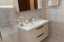 MALINSKA - APARTMANSKA KUĆA SA 6 APARTMANA, Malinska-Dubašnica, Famiglia