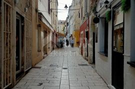 ZADAR, POLUOTOK - Kuća u nizu za adaptaciju s poslovnim prostorom, Zadar, Haus