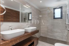 Luksuzni penthouse s bazenom i pogledom na more, Malinska-Dubašnica, Διαμέρισμα