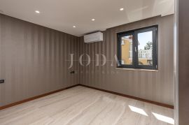 Luksuzni penthouse s bazenom i pogledom na more, Malinska-Dubašnica, Διαμέρισμα