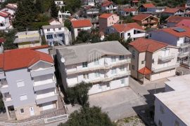 Podaca, apartmanska kuća u centru, Gradac, Famiglia