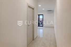 Vodice, lijepi dvosobni stan NKP 59,66 m2, Vodice, Apartamento