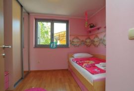 TISNO, namještena kuća, 2 apartmana, 150 m od rive, pogled na more, Tisno, Famiglia