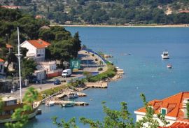 TISNO, namještena kuća, 2 apartmana, 150 m od rive, pogled na more, Tisno, Famiglia