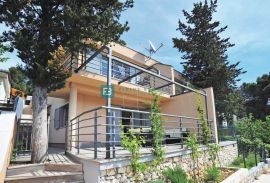 TISNO, namještena kuća, 2 apartmana, 150 m od rive, pogled na more, Tisno, Casa