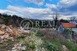 Čikovići ,građevinsko zemljište 1957 m2,mogućnost gradnje 2 kuće po 3 stana, Kastav, Земля