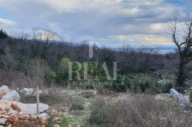 Čikovići ,građevinsko zemljište 1957 m2,mogućnost gradnje 2 kuće po 3 stana, Kastav, Land