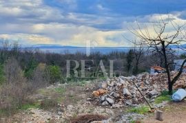 Čikovići ,građevinsko zemljište 1957 m2,mogućnost gradnje 2 kuće po 3 stana, Kastav, Terrain