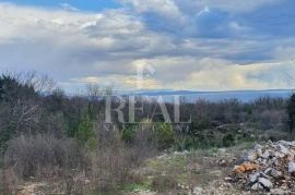 Čikovići ,građevinsko zemljište 1957 m2,mogućnost gradnje 2 kuće po 3 stana, Kastav, Terrain