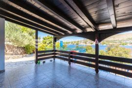 Šibenik, Grebaštica, kuća prvi red do mora, NKP 194 m2, parcela 494 m2, Šibenik - Okolica, House