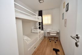 Tribunj - moderno uređen stan s tri spavaće sobe , 250 m od plaže, Tribunj, Διαμέρισμα