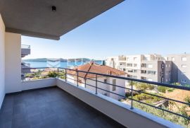 Trogir okolica - dvosoban stan na drugom katu s lođom i balkonom (S 25), Seget, Wohnung