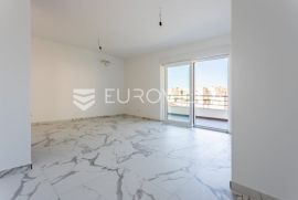 Trogir okolica - dvosoban stan na drugom katu s lođom i balkonom (S 25), Seget, Wohnung