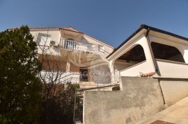 N.Vinodolski, Kuća blizu mora s 3 stana, prodaja, Novi Vinodolski, House