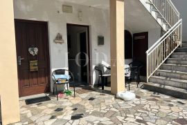 Malinska - apartman na prvom katu blizu plaže, Malinska-Dubašnica, Διαμέρισμα