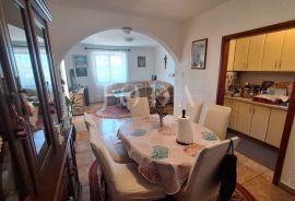 Otok Krk, Malinska, apartmanska kuća s pogledom na more, Malinska-Dubašnica, House