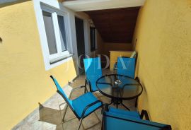 Otok Krk, Malinska, apartmanska kuća s pogledom na more, Malinska-Dubašnica, House