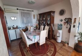 Otok Krk, Malinska, apartmanska kuća s pogledom na more, Malinska-Dubašnica, House