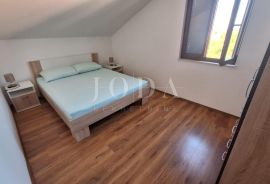 Otok Krk, Malinska, apartmanska kuća s pogledom na more, Malinska-Dubašnica, Ev