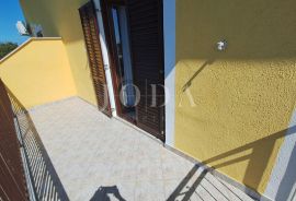 Otok Krk, Malinska, apartmanska kuća s pogledom na more, Malinska-Dubašnica, House