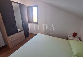 Otok Krk, Malinska, apartmanska kuća s pogledom na more, Malinska-Dubašnica, Дом