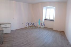 Brseč- PRILIKA- apartmančić s terasom samo 900m od mora s dva parkirna mjesta, Mošćenička Draga, Appartment