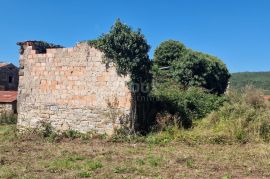 ISTRA, GROŽNJAN - Kamena samostojeća ruševina s velikim građevinskim zemljištem u cjelini, Grožnjan, Haus