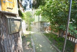 Zemun, Pionirska, 3.0 u kući sa dvorištem, Zemun, Flat