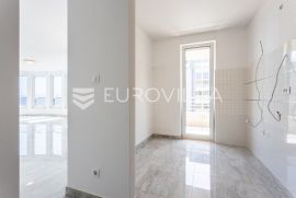 Split, Zenta, četverosoban stan za dugoročan najam, NKP 140 m2 + GPM i VPM, Split, Appartement