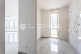 Split, Zenta, četverosoban stan najam ( od 01.10.2024.- 01.05.2025. ) , NKP 140 m2 + GPM i VPM, Split, Appartement