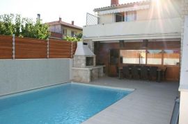 Kuća sa dva stana i bazenom na odličnoj lokaciji, Pula, Istra, Pula, Дом