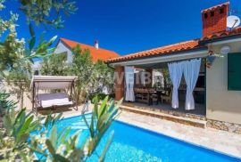 Istra, Barbariga, šarmantna kuća sa bazenom, saunom i jacuzzijem, 800 m od plaže, tri spavaće sobe, Vodnjan, Famiglia