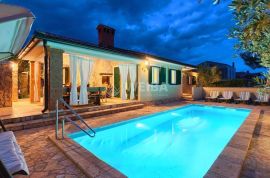 Istra, Barbariga, šarmantna kuća sa bazenom, saunom i jacuzzijem, 800 m od plaže, tri spavaće sobe, Vodnjan, Ev