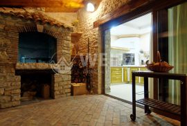 Istra, Barban, eko vila od rustikalnog istarskog kamena sa vlastitom solarnom elektranom, eko certifikatom, podno grijanje, Barban, Дом
