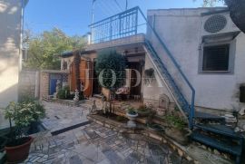 Novi Vinodolski, apartmanska kuća blizu mora, Novi Vinodolski, Ev