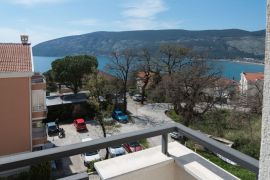 Dvosoban namješten stan s garažom i pogledom na more u Herceg Novom, Herceg Novi, Apartamento