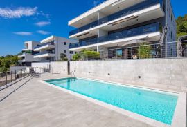 OPATIJA, CENTAR - luksuzno namješteni stan 137m2 u novogradnji s bazenom i garažom iznad centra Opatije, pogled, Opatija, شقة