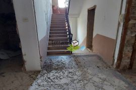 Istra, Pula, Veruda, stan u austrougarskoj vili, I. kat, 138m2, 4SS, za adaptaciju!!, Pula, Appartment