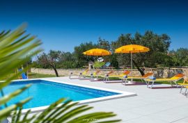 Istra, Fažana Vila 180m2, okućnica 2300m2 s bazenom i pogledom na more i Brijune prodaja, Fažana, Maison