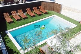Istra, Pula, samostojeća Vila 400m2 s bazenom i pogledom na more prodaja, Pula, House