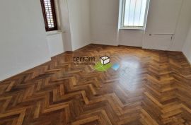 Istra, Pula, etaža Vile, manji stan, garaža i vrt 280m2 prodaja, Pula, Apartamento