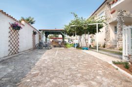 Istra, Fažana, Valbandon, samostojeća kuća 438m2 s bazenom, prodaja, Fažana, Haus