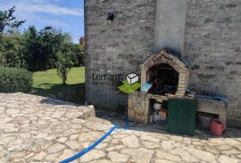 Istra, Marčana, Krnica, kamena kuća 110m2, okućnica 600m2 s bazenom, prodaja, Marčana, Famiglia