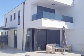 Dvojna kuća modernog dizajna u okolici Pule, Istra, Pula, Σπίτι