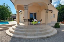 Istra, Tinjan, Kringa, Villa 174m2 s bazenom i velikom okućnicom 1225m2, #prodaja, Tinjan, Σπίτι