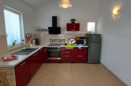 Istra, Tinjan, Kringa, Villa 174m2 s bazenom i velikom okućnicom 1225m2, #prodaja, Tinjan, Haus