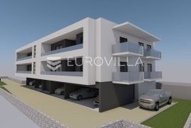 Vodice, NOVOGRADNJA, dvoetažni trosobni stan s vrtom NKP 83,81 m2., Vodice, Appartment