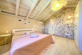 OTOK KRK, DOBRINJ - Rustikalna kuća s jacuzzijem, Dobrinj, Casa