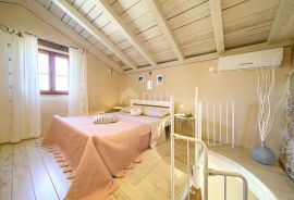 OTOK KRK, DOBRINJ - Rustikalna kuća s jacuzzijem, Dobrinj, House