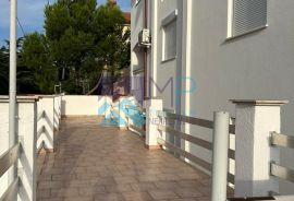 Medulin, apartmanska kuća na traženoj lokaciji, 300m od mora, Medulin, House